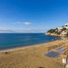 Отель Agi Marina Apartments Испания, Курорт Росес - отзывы, цены и фото номеров - забронировать отель Agi Marina Apartments онлайн пляж фото 2