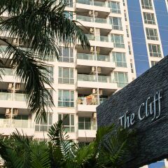Отель The Cliff Condominium by GrandisVillas Паттайя вид на фасад