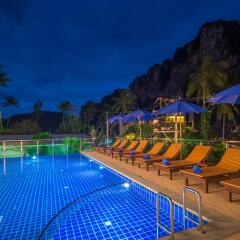 Отель Andaman Breeze Resort бассейн