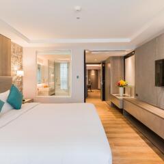 Отель Citrus Suites Sukhumvit 6 By Compass Hospitality Бангкок комната для гостей