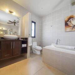 Отель Villa Ploi Attitaya 6 Bed 2 Storey Villa Near Nai Harn Beach Таиланд, Равай - отзывы, цены и фото номеров - забронировать отель Villa Ploi Attitaya 6 Bed 2 Storey Villa Near Nai Harn Beach онлайн ванная