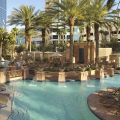 Отель Hilton Grand Vacations on the Las Vegas Strip США, Лас-Вегас - 8 отзывов об отеле, цены и фото номеров - забронировать отель Hilton Grand Vacations on the Las Vegas Strip онлайн бассейн фото 2