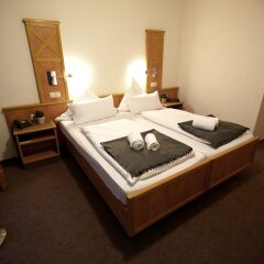 Hotel Zur Burg Sternberg Экстерталь сейф в номере