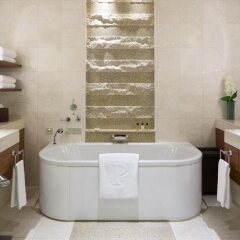 Отель The Peninsula Tokyo Токио ванная фото 2