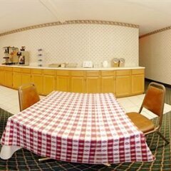 Отель Rodeway Inn North Columbus питание