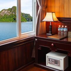 Отель Halong Lavender Cruises сейф в номере