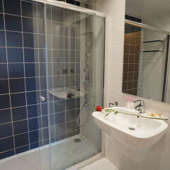 Отель Apt. Fira Gran Via - Barcelona4Seasons ванная фото 2