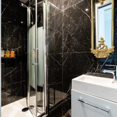 Отель Luxury 3 Bedroom 2 Bathroom - AC - Louvre & Marais ванная фото 2