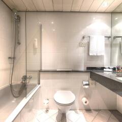Отель Leonardo Hotel Düsseldorf Airport - Ratingen Германия, Ратинген - отзывы, цены и фото номеров - забронировать отель Leonardo Hotel Düsseldorf Airport - Ratingen онлайн ванная фото 2