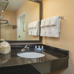 Отель Fairfield Inn & Suites by Marriott Frederick ванная фото 2