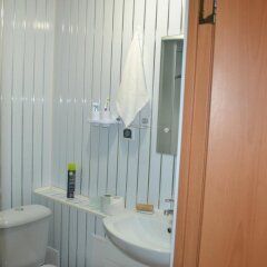Гостиница Hostel on Portovaya ulitsa в Калининграде отзывы, цены и фото номеров - забронировать гостиницу Hostel on Portovaya ulitsa онлайн Калининград ванная фото 2