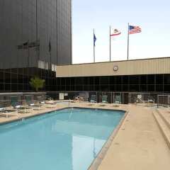 Отель Hilton Los Angeles Airport США, Лос-Анджелес - 10 отзывов об отеле, цены и фото номеров - забронировать отель Hilton Los Angeles Airport онлайн спортивное сооружение
