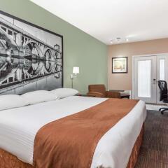 Отель Super 8 by Wyndham Saskatoon Near Saskatoon Airport комната для гостей