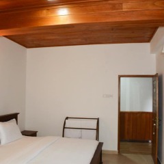 Отель Yoho River Side Inn сейф в номере