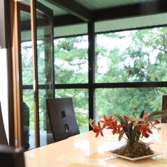 Отель Bears Den Mountain Lodge Хакуба балкон