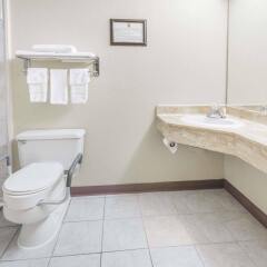 Отель Super 8 by Wyndham Columbus США, Колумбус - отзывы, цены и фото номеров - забронировать отель Super 8 by Wyndham Columbus онлайн ванная фото 2