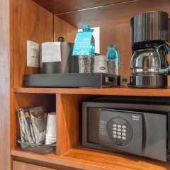 Отель Hampton Inn & Suites By Hilton Los Cabos Сан-Хосе-дель-Кабо сейф в номере