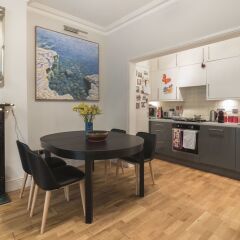 Отель Enchanting Hampstead Home by the pond в номере
