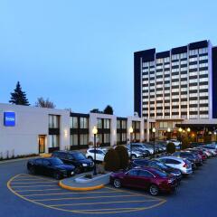 Отель Travelodge by Wyndham Hotel & Convention Centre Quebec City Канада, Квебек - отзывы, цены и фото номеров - забронировать отель Travelodge by Wyndham Hotel & Convention Centre Quebec City онлайн парковка