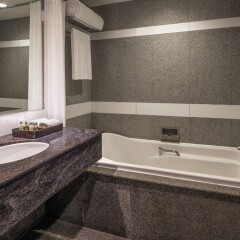 Отель DoubleTree by Hilton Bangkok Ploenchit Бангкок ванная