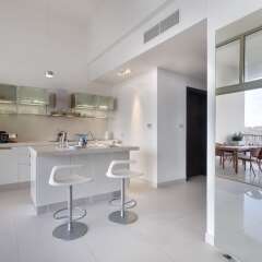 Отель Marvellous Apartment in Tigne Point With Pool Мальта, Слима - отзывы, цены и фото номеров - забронировать отель Marvellous Apartment in Tigne Point With Pool онлайн комната для гостей