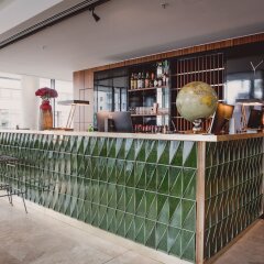 Отель HENRI Hotel Düsseldorf Downtown Германия, Дюссельдорф - отзывы, цены и фото номеров - забронировать отель HENRI Hotel Düsseldorf Downtown онлайн гостиничный бар