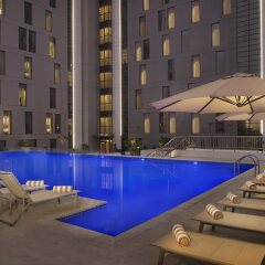 Отель Hampton by Hilton Dubai Airport ОАЭ, Дубай - 1 отзыв об отеле, цены и фото номеров - забронировать отель Hampton by Hilton Dubai Airport онлайн бассейн фото 2