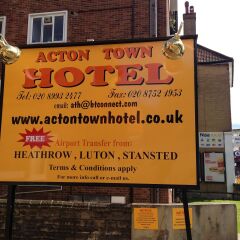 Acton Town Hotel спортивное сооружение