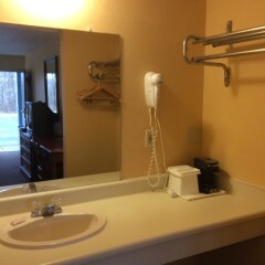 Отель Budget Inn East Columbus Колумбус ванная