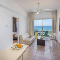 Апартаменты Costantiana Beach Hotel Apartments Кипр, Ларнака - 6 отзывов об отеле, цены и фото номеров - забронировать отель Costantiana Beach Hotel Apartments онлайн комната для гостей фото 3