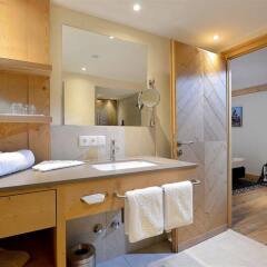 Отель Alpenhotel Kramerwirt & Altes Forsthaus - Kramerwi Австрия, Майрхофен - отзывы, цены и фото номеров - забронировать отель Alpenhotel Kramerwirt & Altes Forsthaus - Kramerwi онлайн ванная