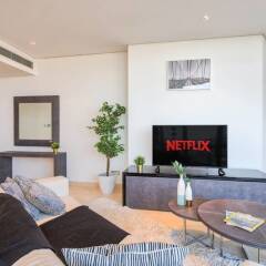 Апартаменты Luxury Apartment Steps Away From Everything! Дубай комната для гостей фото 4