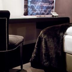 Roomers Hotel сейф в номере