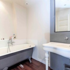 Отель Two Bedroom UK Cannes ванная