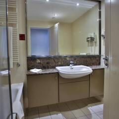 Отель Adina Apartment Hotel Budapest Венгрия, Будапешт - 3 отзыва об отеле, цены и фото номеров - забронировать отель Adina Apartment Hotel Budapest онлайн ванная