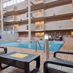 Отель Best Western Village Park Inn Канада, Калгари - отзывы, цены и фото номеров - забронировать отель Best Western Village Park Inn онлайн бассейн фото 3