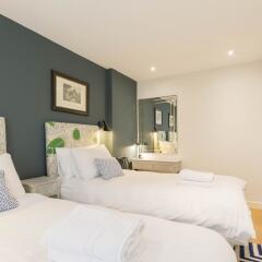Отель 2 Bed, 2 bath flat in Covent Garden сейф в номере