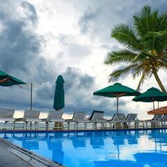 Ranmal Beach Hotel бассейн
