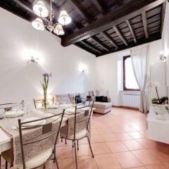 Апартаменты Elegant Apartment Behind The Colosseum Рим в номере