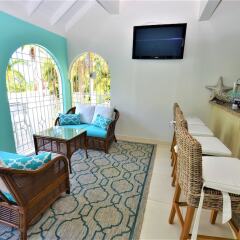 Отель Summerhill, 8BR by Jamaican Treasures Ямайка, Монтего-Бей - отзывы, цены и фото номеров - забронировать отель Summerhill, 8BR by Jamaican Treasures онлайн гостиничный бар