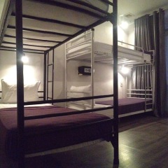Отель Suite Backpackers Inn сейф в номере