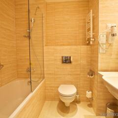 Отель Holiday Inn Łódź Польша, Лодзь - отзывы, цены и фото номеров - забронировать отель Holiday Inn Łódź онлайн ванная