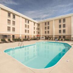 Отель Hampton Inn Columbus-International Airport США, Колумбус - отзывы, цены и фото номеров - забронировать отель Hampton Inn Columbus-International Airport онлайн бассейн