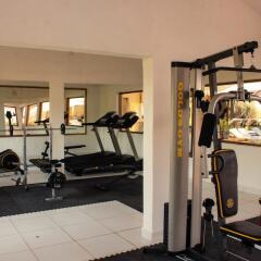 Hotel Plaza Tucanes фитнесс-зал