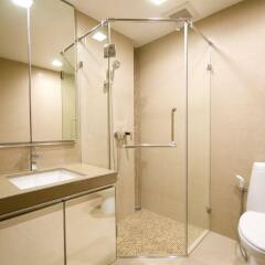 Отель The Wind Sukhumvit 23 Бангкок ванная