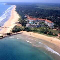 Отель Taj Bentota Resort & Spa Шри-Ланка, Бентота - 2 отзыва об отеле, цены и фото номеров - забронировать отель Taj Bentota Resort & Spa онлайн пляж фото 2
