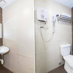 Отель OYO 220 Hotel Sri Maluri Малайзия, Куала-Лумпур - отзывы, цены и фото номеров - забронировать отель OYO 220 Hotel Sri Maluri онлайн ванная фото 2