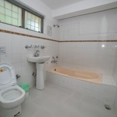 Отель Gauri Shankar Backpackers Hostel Непал, Покхара - отзывы, цены и фото номеров - забронировать отель Gauri Shankar Backpackers Hostel онлайн ванная