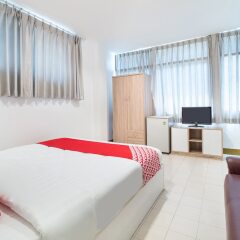 Апартаменты OYO 648 Ake Apartment Паттайя комната для гостей