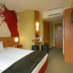 B&B Hotel Dusseldorf-Airport сейф в номере